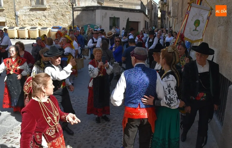 Foto 2 - Carlos Garc&iacute;a Medina es doblemente premiado en una tarde de confraternidad con el Carnaval Hurdano