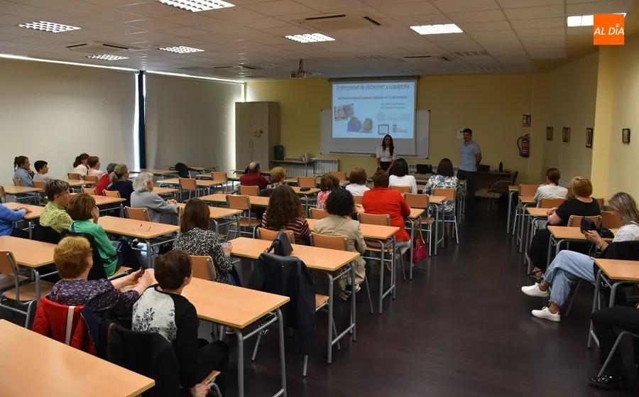 Foto 2 - M&aacute;s de una treintena de personas se forma en la alimentaci&oacute;n de personas con alzheimer