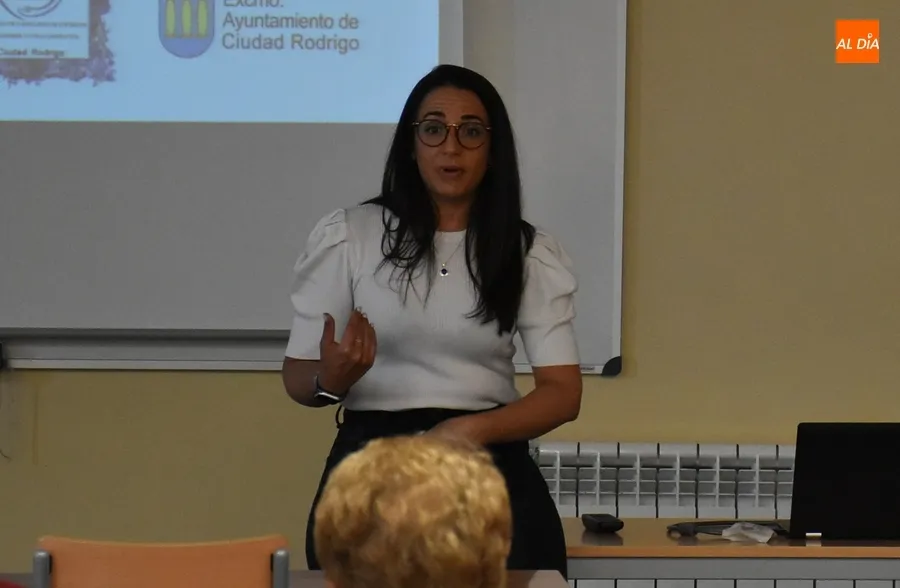 Foto 3 - M&aacute;s de una treintena de personas se forma en la alimentaci&oacute;n de personas con alzheimer