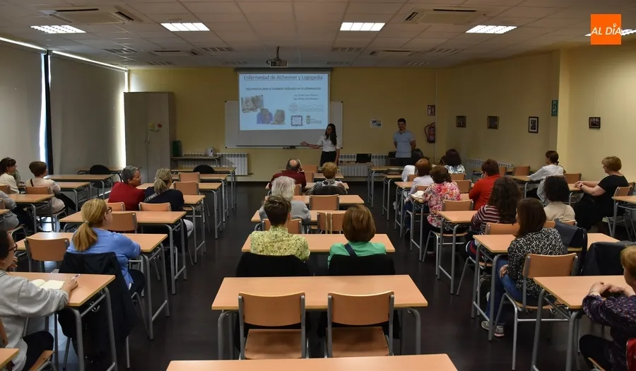 Foto 4 - M&aacute;s de una treintena de personas se forma en la alimentaci&oacute;n de personas con alzheimer