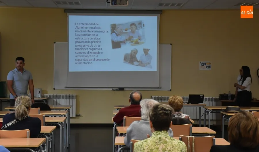 Foto 6 - M&aacute;s de una treintena de personas se forma en la alimentaci&oacute;n de personas con alzheimer