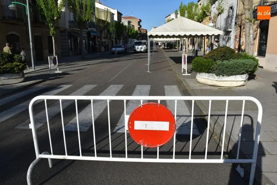 Foto 2 - La calle Lorenza Iglesias y su entorno se pueblan de carpas