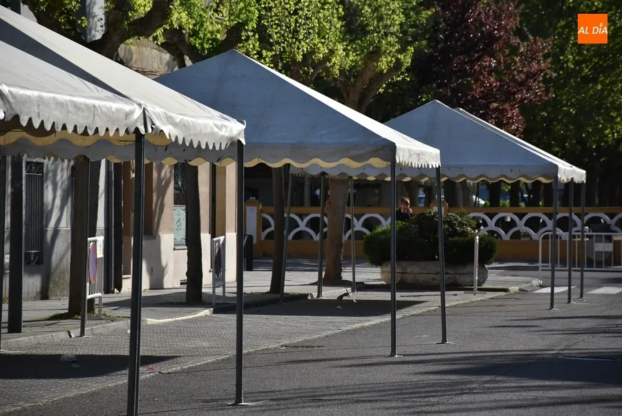 Foto 5 - La calle Lorenza Iglesias y su entorno se pueblan de carpas