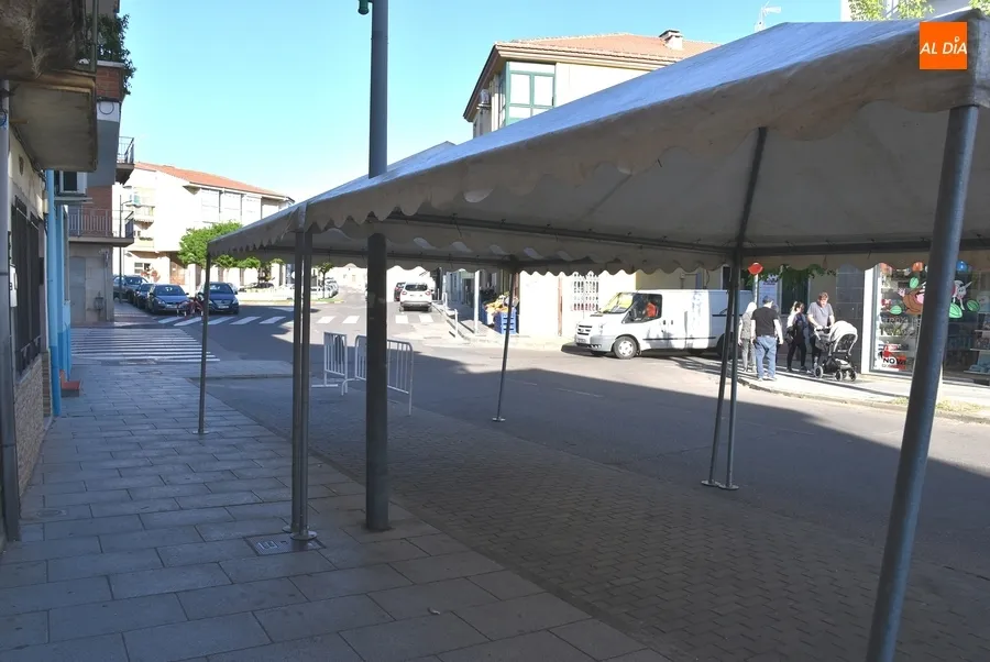 Foto 6 - La calle Lorenza Iglesias y su entorno se pueblan de carpas