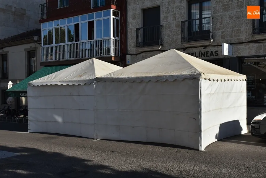 Foto 8 - La calle Lorenza Iglesias y su entorno se pueblan de carpas