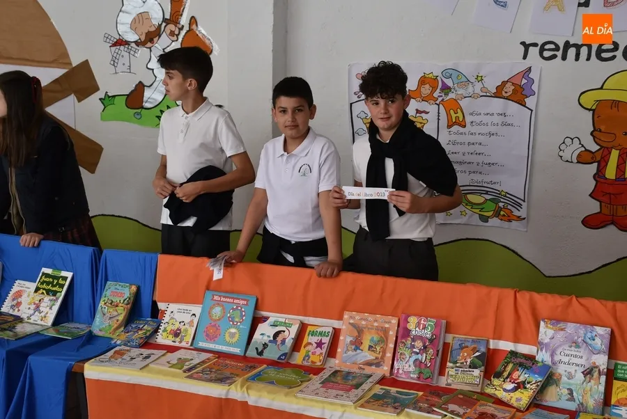 Foto 2 - Alumnos de Misioneras-Santa Teresa conmemoran el D&iacute;a del Libro leyendo en La Glorieta