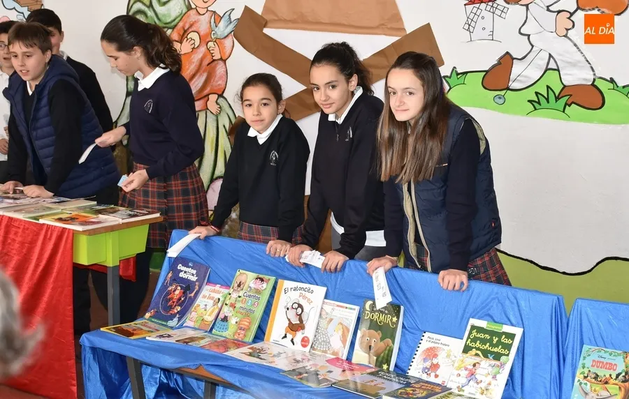 Foto 3 - Alumnos de Misioneras-Santa Teresa conmemoran el D&iacute;a del Libro leyendo en La Glorieta