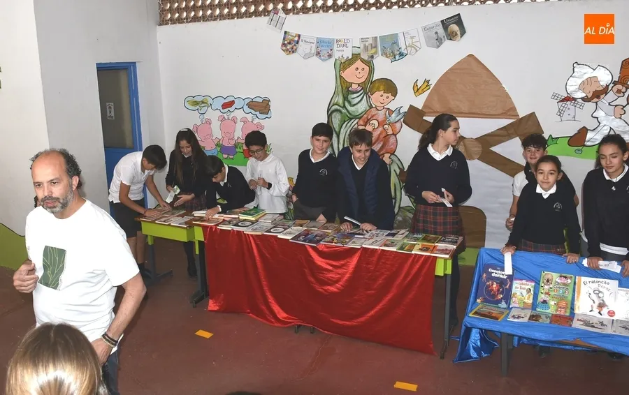 Foto 4 - Alumnos de Misioneras-Santa Teresa conmemoran el D&iacute;a del Libro leyendo en La Glorieta