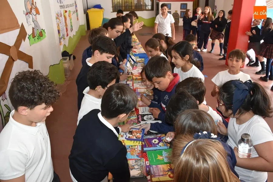Foto 6 - Alumnos de Misioneras-Santa Teresa conmemoran el D&iacute;a del Libro leyendo en La Glorieta