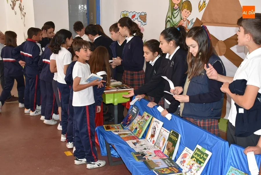 Foto 7 - Alumnos de Misioneras-Santa Teresa conmemoran el D&iacute;a del Libro leyendo en La Glorieta
