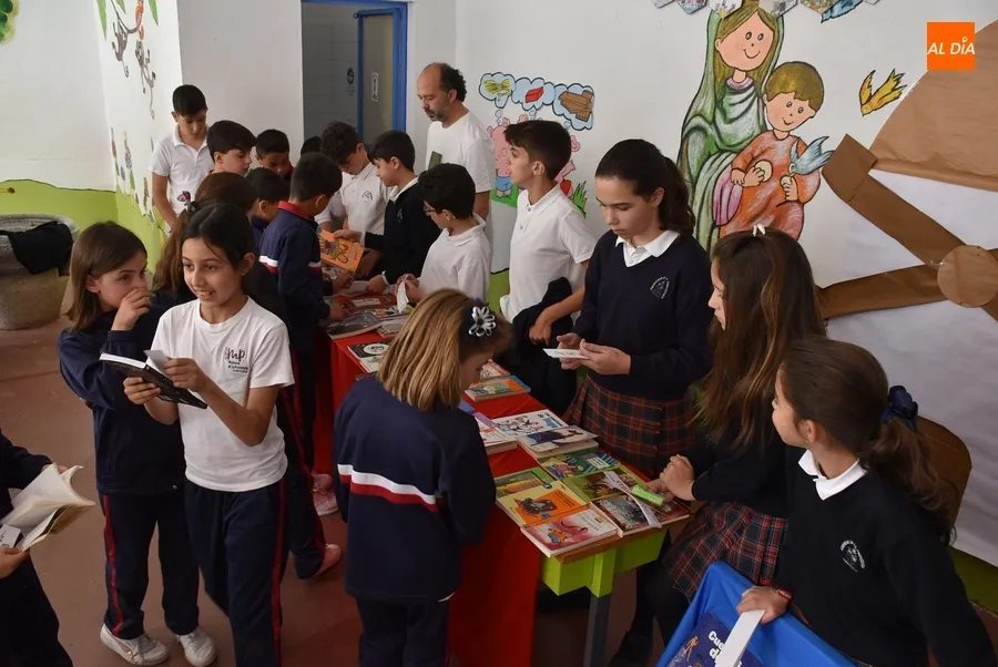 Foto 11 - Alumnos de Misioneras-Santa Teresa conmemoran el D&iacute;a del Libro leyendo en La Glorieta