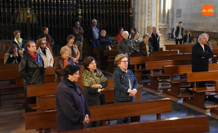 Foto 3 - Algo m&aacute;s de una treintena de fieles asiste al cl&aacute;sico viacrucis del Viernes Santo en la Catedral