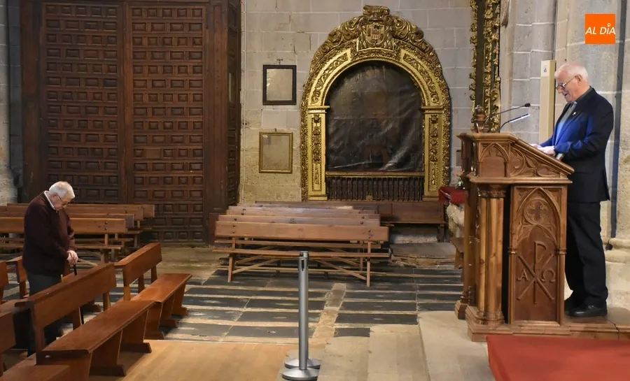 Foto 4 - Algo m&aacute;s de una treintena de fieles asiste al cl&aacute;sico viacrucis del Viernes Santo en la Catedral