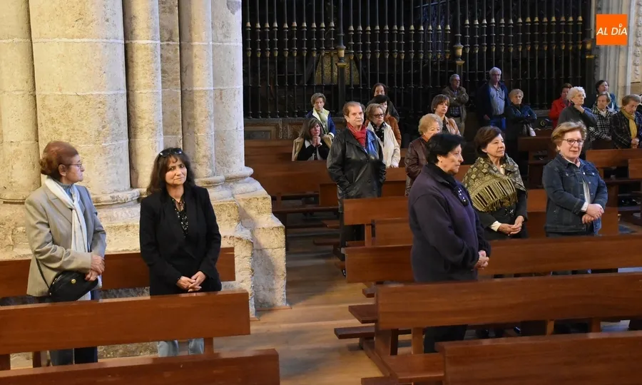 Foto 5 - Algo m&aacute;s de una treintena de fieles asiste al cl&aacute;sico viacrucis del Viernes Santo en la Catedral
