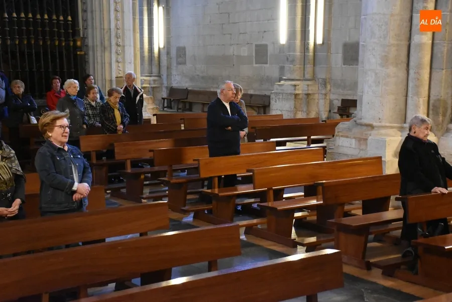 Foto 6 - Algo m&aacute;s de una treintena de fieles asiste al cl&aacute;sico viacrucis del Viernes Santo en la Catedral