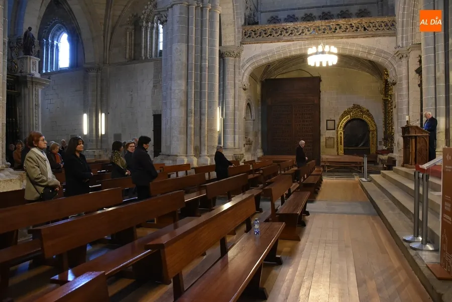 Foto 7 - Algo m&aacute;s de una treintena de fieles asiste al cl&aacute;sico viacrucis del Viernes Santo en la Catedral