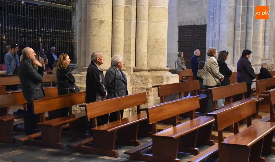 Foto 9 - Algo m&aacute;s de una treintena de fieles asiste al cl&aacute;sico viacrucis del Viernes Santo en la Catedral