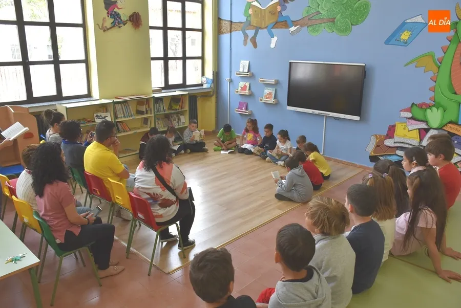Foto 2 - Los mayores del Colegio San Francisco leen cuentos a los peques con motivo del D&iacute;a del Libro