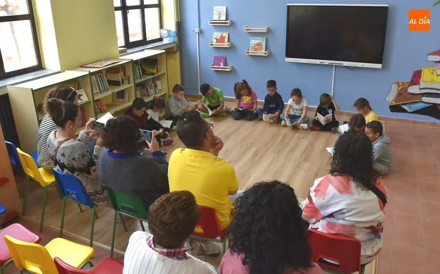Foto 3 - Los mayores del Colegio San Francisco leen cuentos a los peques con motivo del D&iacute;a del Libro