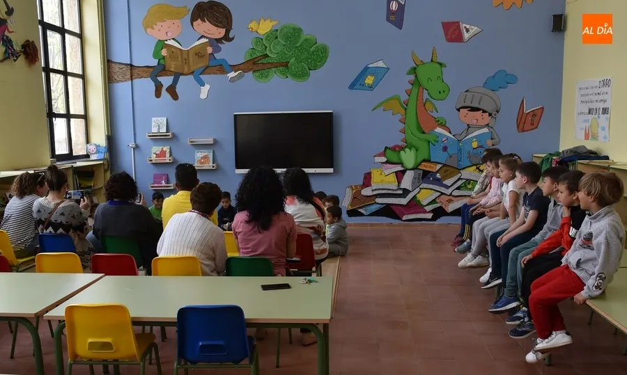 Foto 4 - Los mayores del Colegio San Francisco leen cuentos a los peques con motivo del D&iacute;a del Libro