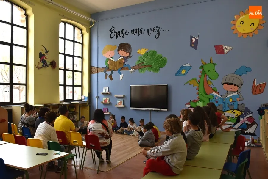 Foto 5 - Los mayores del Colegio San Francisco leen cuentos a los peques con motivo del D&iacute;a del Libro