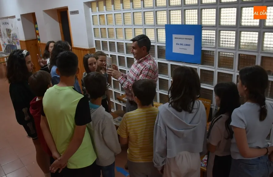 Foto 7 - Los mayores del Colegio San Francisco leen cuentos a los peques con motivo del D&iacute;a del Libro