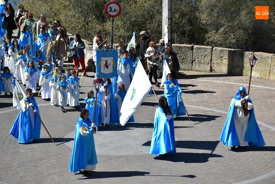 Foto 5 - Mir&oacute;briga agita ramos y palmas para recibir a La Borriquilla al ritmo del Reloj Suelto