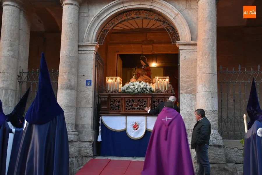 Foto 2 - La Virgen de las Angustias procesiona bajo la luna llena con un debut y un regreso en materia musical