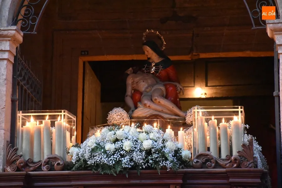 Foto 3 - La Virgen de las Angustias procesiona bajo la luna llena con un debut y un regreso en materia musical