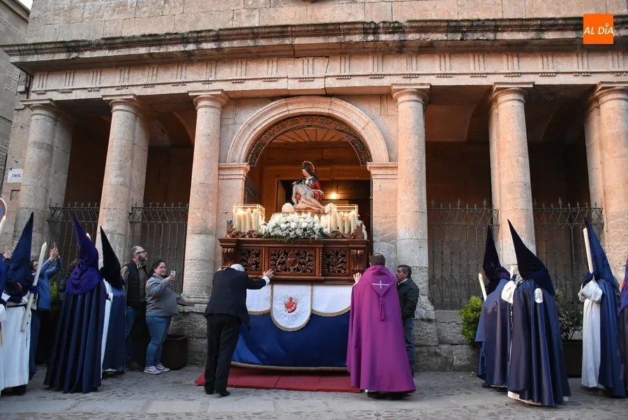 Foto 4 - La Virgen de las Angustias procesiona bajo la luna llena con un debut y un regreso en materia musical
