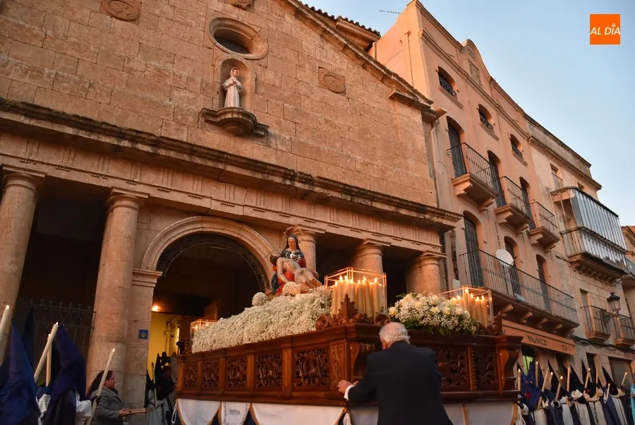 Foto 5 - La Virgen de las Angustias procesiona bajo la luna llena con un debut y un regreso en materia musical