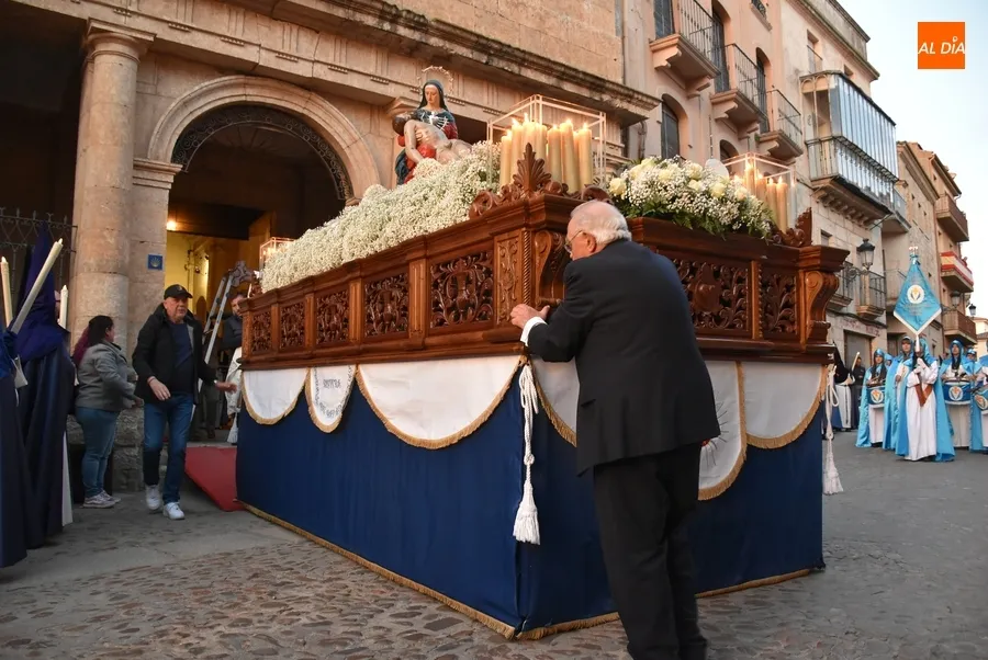 Foto 6 - La Virgen de las Angustias procesiona bajo la luna llena con un debut y un regreso en materia musical