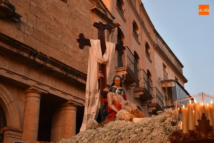 Foto 7 - La Virgen de las Angustias procesiona bajo la luna llena con un debut y un regreso en materia musical