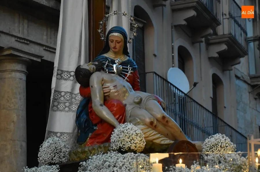 Foto 9 - La Virgen de las Angustias procesiona bajo la luna llena con un debut y un regreso en materia musical