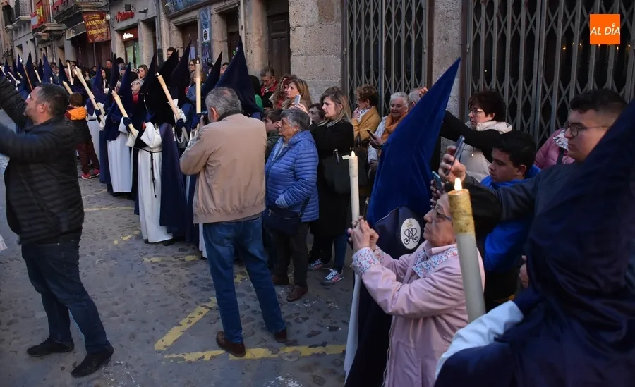 Foto 10 - La Virgen de las Angustias procesiona bajo la luna llena con un debut y un regreso en materia musical