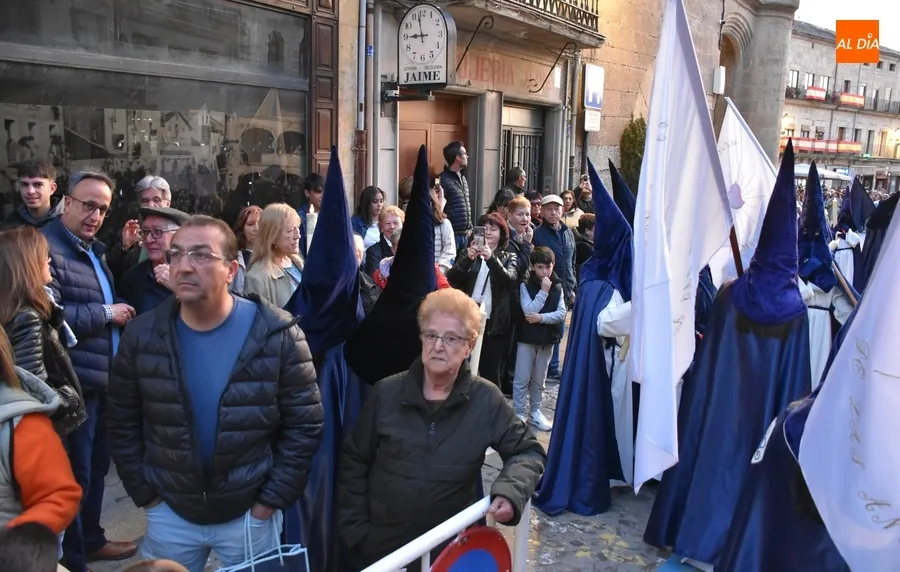 Foto 11 - La Virgen de las Angustias procesiona bajo la luna llena con un debut y un regreso en materia musical