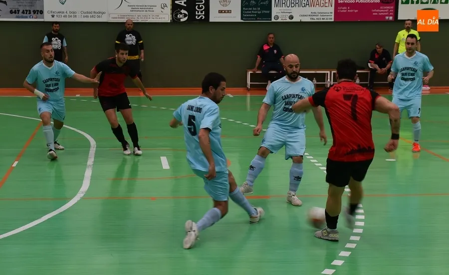 Foto 2 - El III Senior cumple el tr&aacute;mite ante el colista, cuyos porteros evitaron una goleada escandalosa