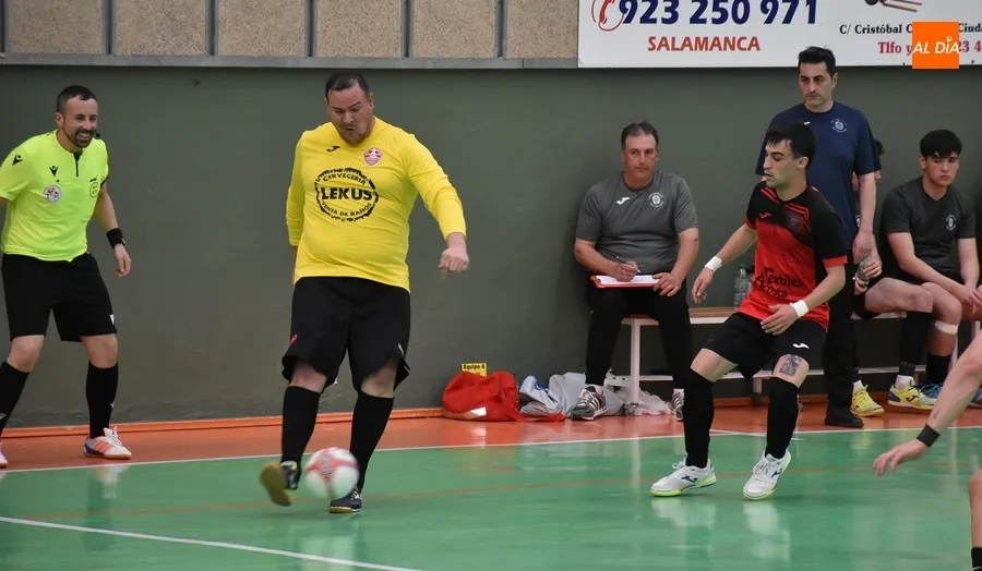 Foto 3 - El III Senior cumple el tr&aacute;mite ante el colista, cuyos porteros evitaron una goleada escandalosa