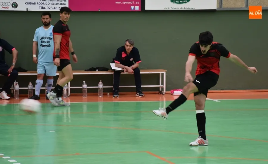 Foto 4 - El III Senior cumple el tr&aacute;mite ante el colista, cuyos porteros evitaron una goleada escandalosa