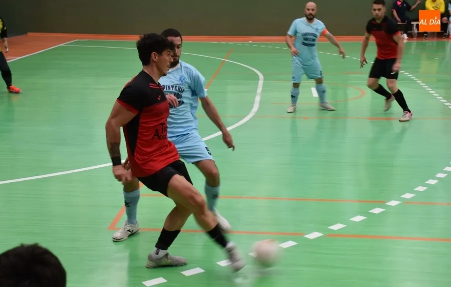 Foto 5 - El III Senior cumple el tr&aacute;mite ante el colista, cuyos porteros evitaron una goleada escandalosa