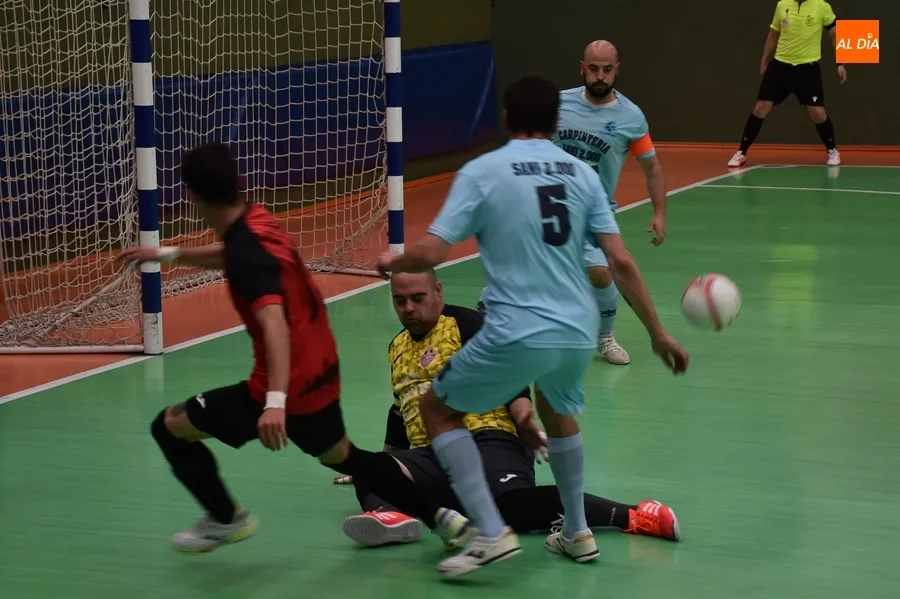 Foto 7 - El III Senior cumple el tr&aacute;mite ante el colista, cuyos porteros evitaron una goleada escandalosa