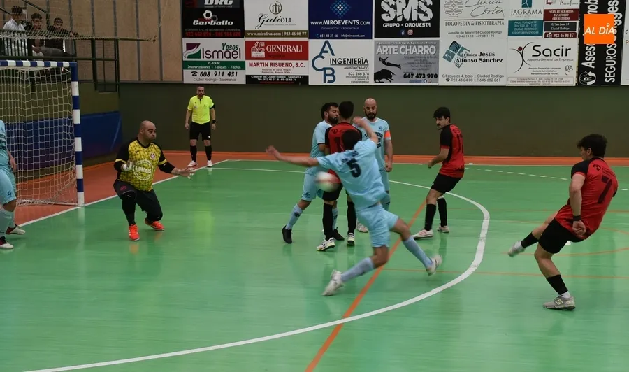 Foto 8 - El III Senior cumple el tr&aacute;mite ante el colista, cuyos porteros evitaron una goleada escandalosa
