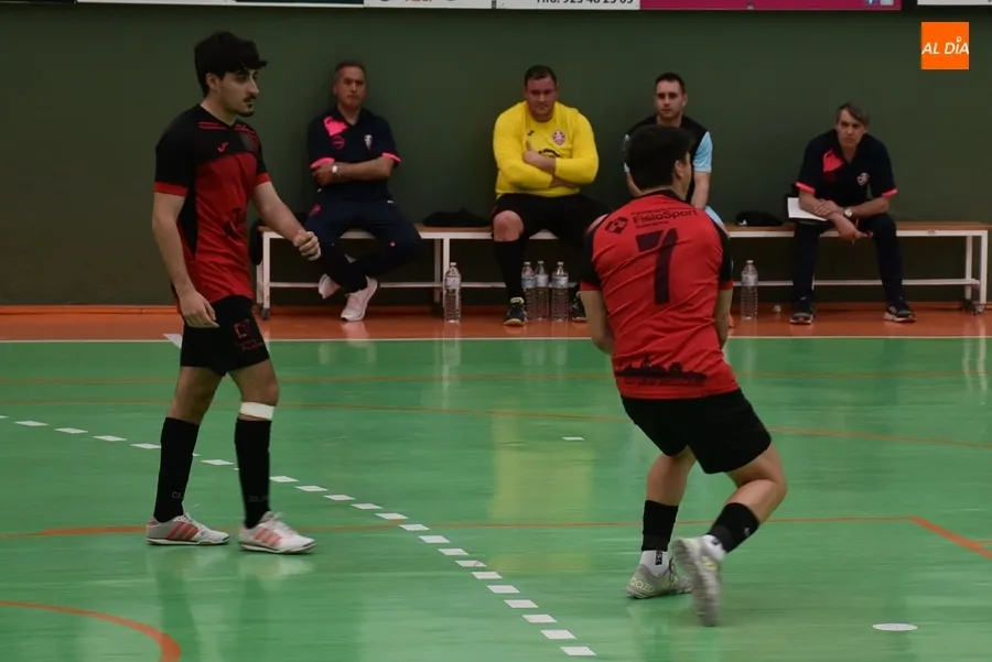 Foto 9 - El III Senior cumple el tr&aacute;mite ante el colista, cuyos porteros evitaron una goleada escandalosa