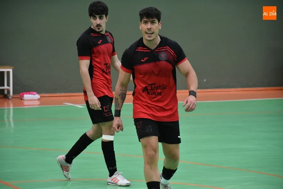 Foto 10 - El III Senior cumple el tr&aacute;mite ante el colista, cuyos porteros evitaron una goleada escandalosa