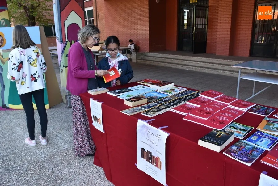 Foto 2 - El IES Fray Diego lee de forma colectiva &lsquo;El Quijote&rsquo; para conmemorar el D&iacute;a del Libro