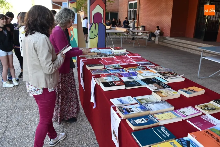 Foto 5 - El IES Fray Diego lee de forma colectiva &lsquo;El Quijote&rsquo; para conmemorar el D&iacute;a del Libro