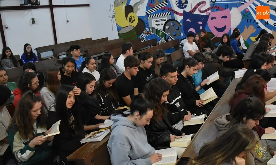Foto 10 - El IES Fray Diego lee de forma colectiva &lsquo;El Quijote&rsquo; para conmemorar el D&iacute;a del Libro