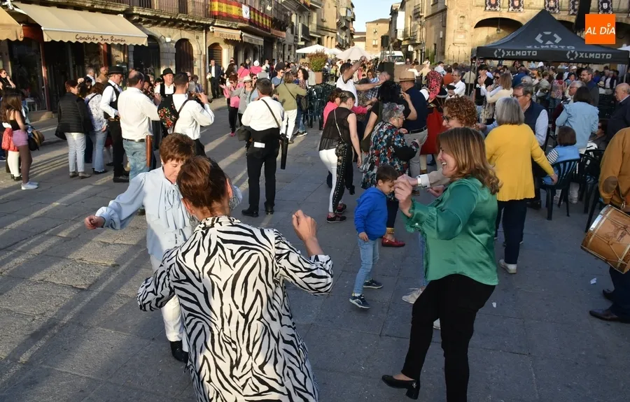 Foto 4 - La cl&aacute;sica sesi&oacute;n de bailes populares a pie de Plaza remata La Charrada 