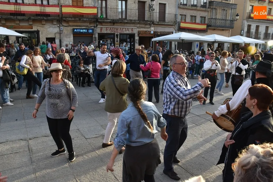 Foto 5 - La cl&aacute;sica sesi&oacute;n de bailes populares a pie de Plaza remata La Charrada 