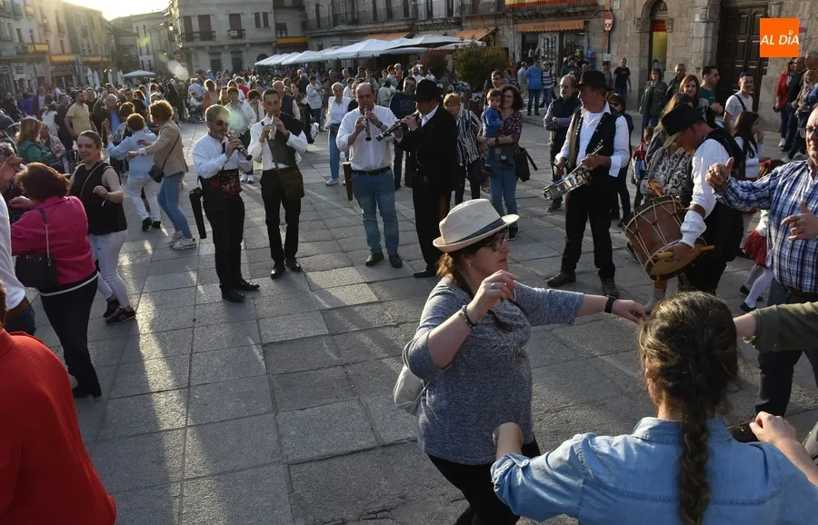 Foto 6 - La cl&aacute;sica sesi&oacute;n de bailes populares a pie de Plaza remata La Charrada 